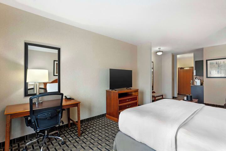 1 King Accessible Comm Assist Roll in Shower Microwave, Refrigerator WiFi Full Breakfast (9 of 16)