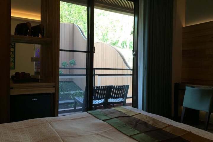 Room 8 of 80