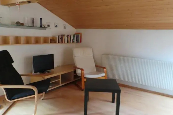 Room 5 of 9