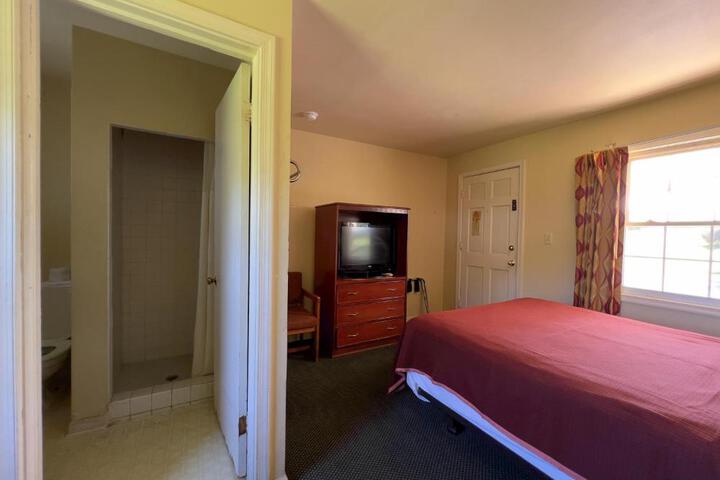 1 Queen Bed (2 of 2)