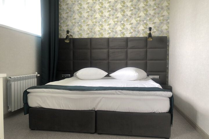 Room 8 of 12
