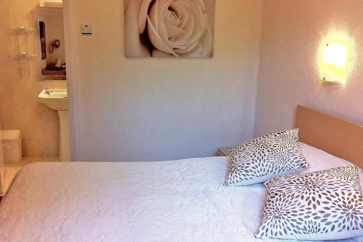 Room 16 of 40