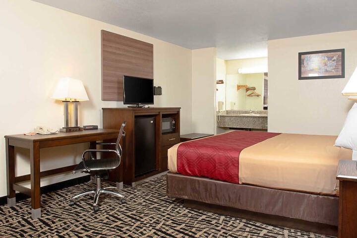 1 Queen Bed (2 of 9)