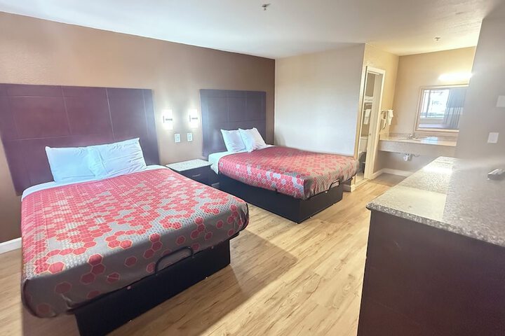 2 Queen Beds (7 of 10)