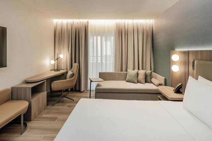 Room 26 of 102