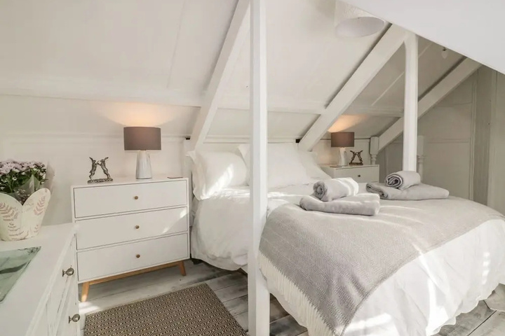 Room 4 of 16