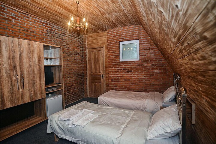Room 3 of 46