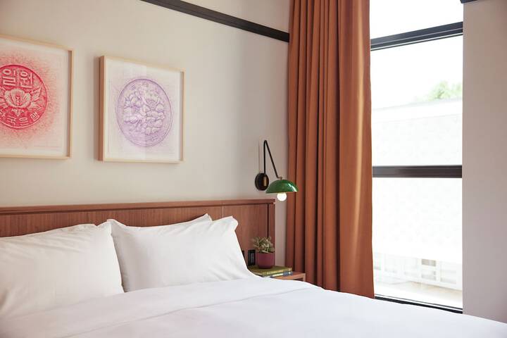 Premium Room 1 King Bed Accessible (9 of 21)