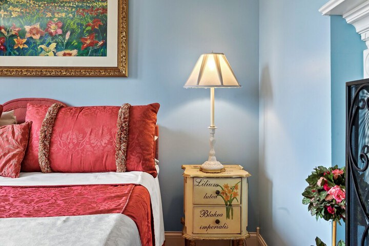 Snug Hug Queen Suite with Fireplace (10 of 131)