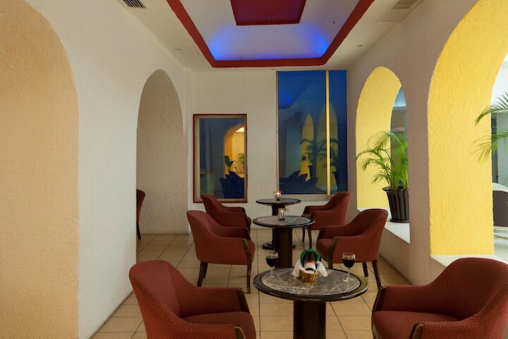 Lounge 62 of 85