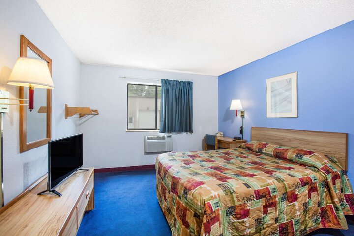 1 King Bed (8 of 10)