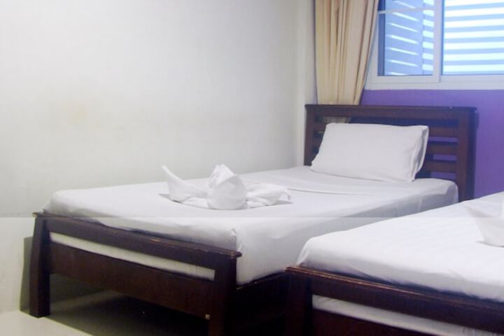 Room 8 of 28