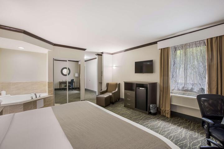 1 King Bed Sitting Area Microwave and Refrigerator WiFi Full Breakfast (16 of 21)