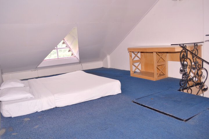 Room 32 of 83