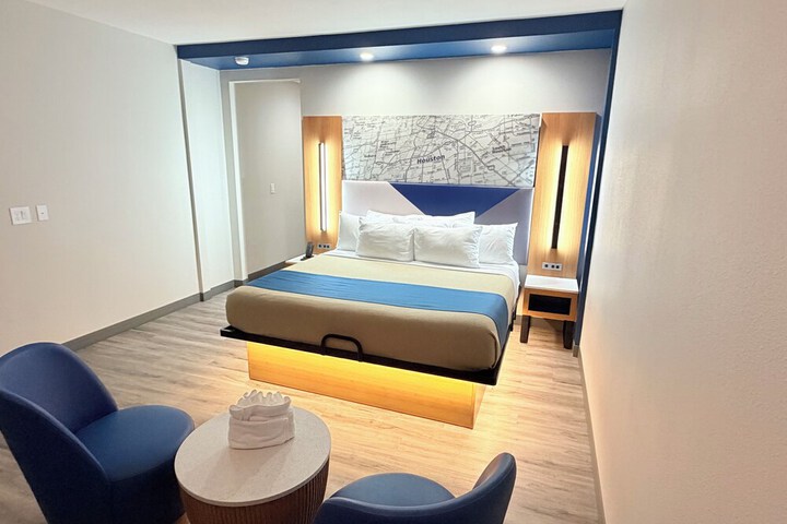 Room 12 of 32