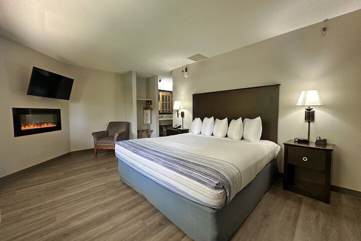 1 King Bed Mobility Accessible (10 of 40)