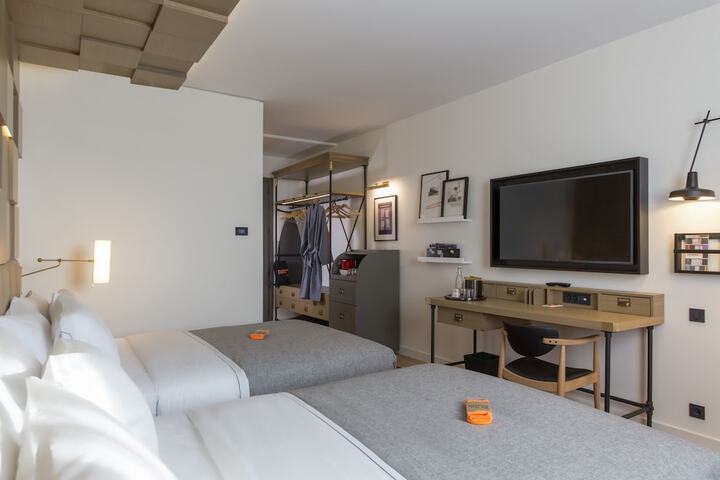 Room 11 of 48