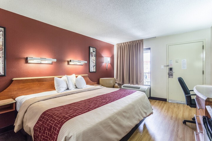 Deluxe King Bed Accessible (6 of 11)