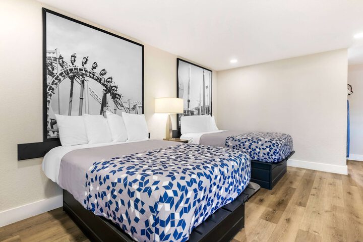 1 King Bed (4 of 6)