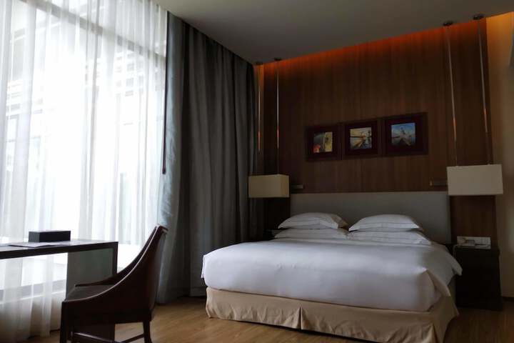 Room 11 of 104