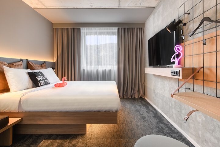 Room 16 of 32