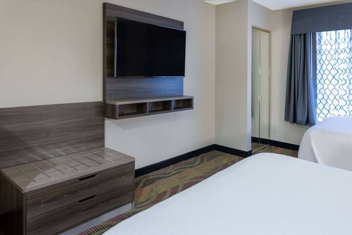 1 Queen Bed Mobility Accessible Studio Suite Bathtub with Grab Bars (3 of 28)