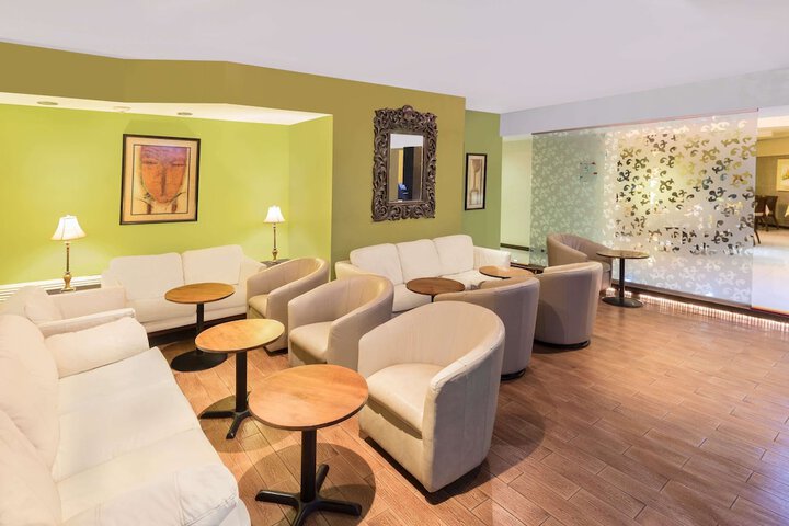 Lounge 26 of 33
