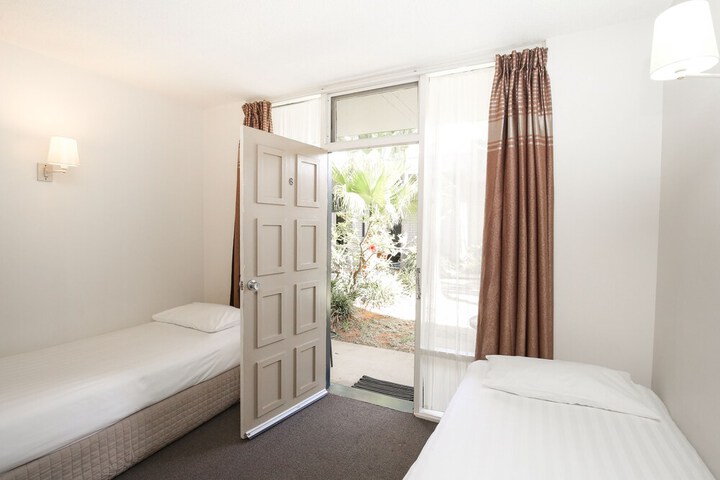 Room 4 of 100