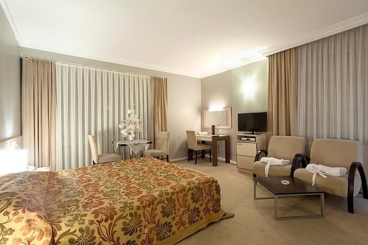 Room 8 of 33