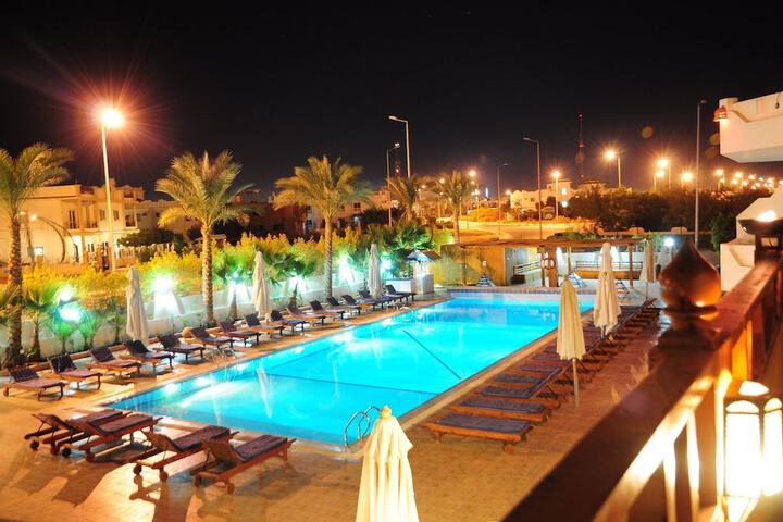 Hotel with Pool