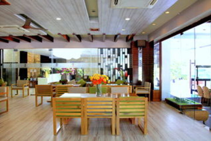 Dining 73 of 78
