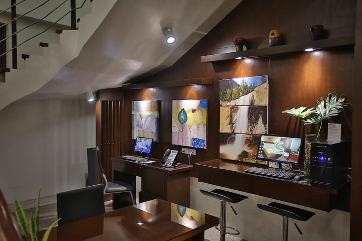 Business Center 70 of 74