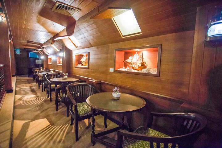 Lounge 65 of 74