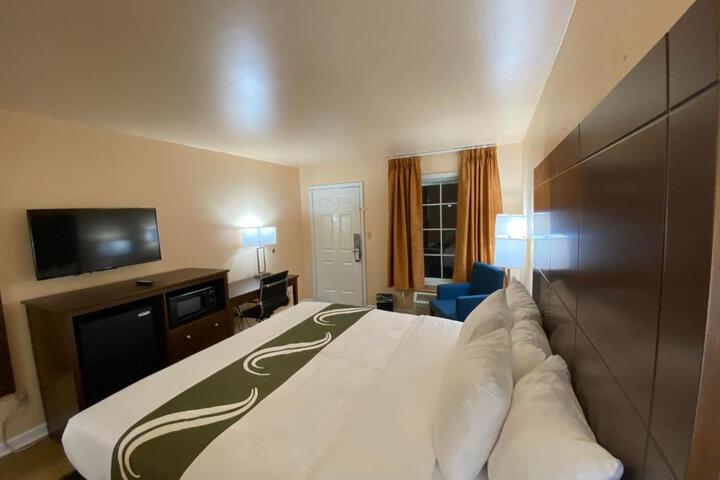 1 King Bed (13 of 13)