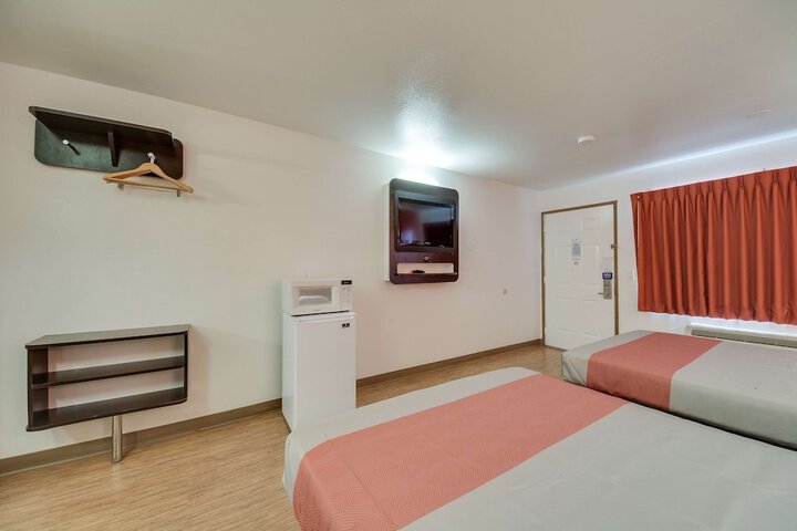Room 12 of 38