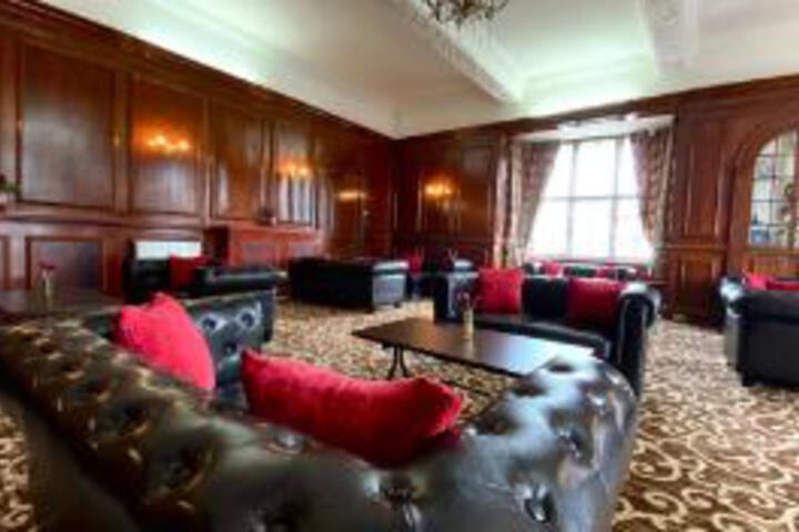 Lounge 8 of 23