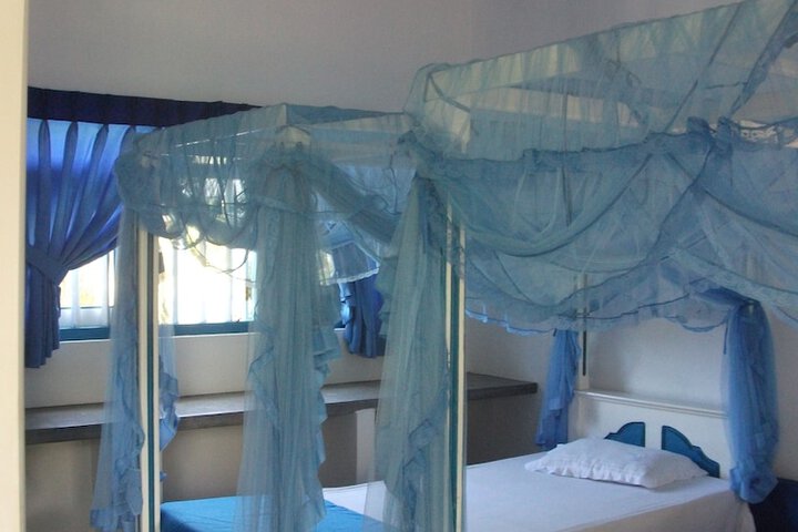 Room 10 of 32