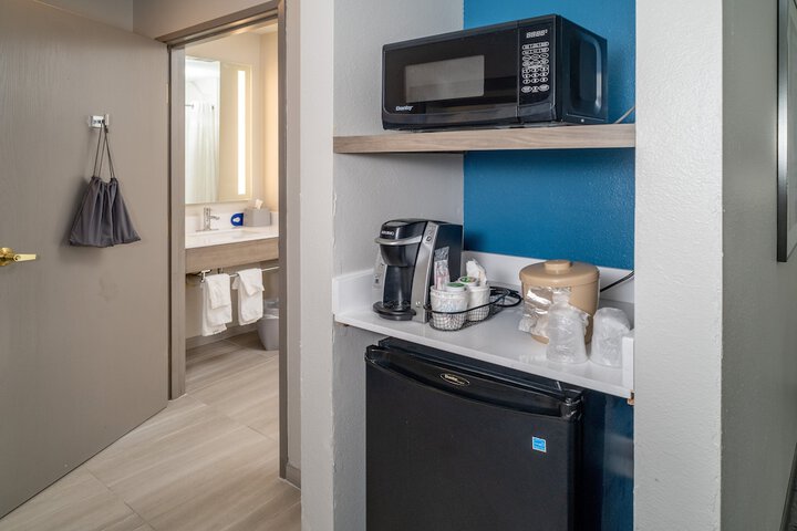 1 King Suite (8 of 12)