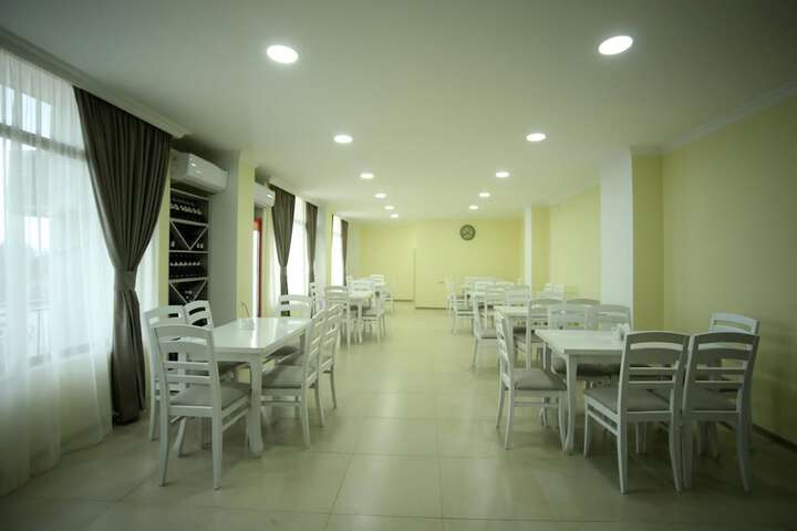 Dining 40 of 51