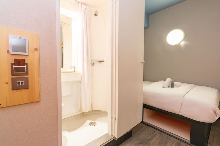 Room 26 of 46