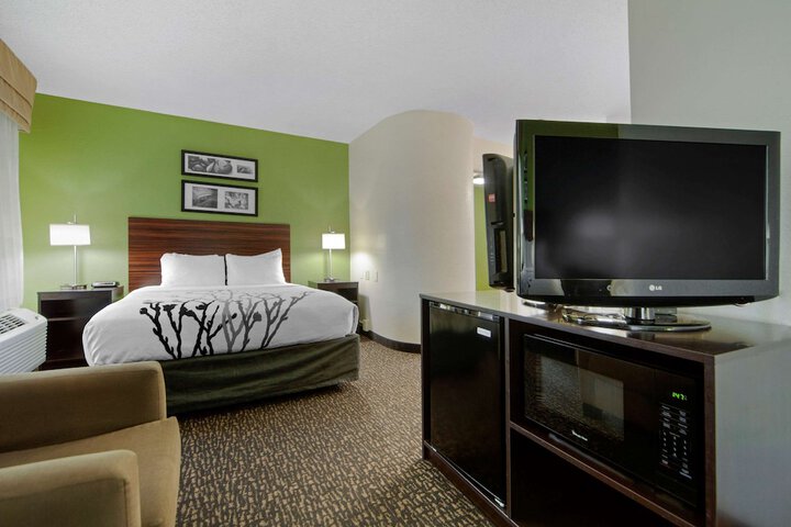 1 Queen Bed (3 of 23)