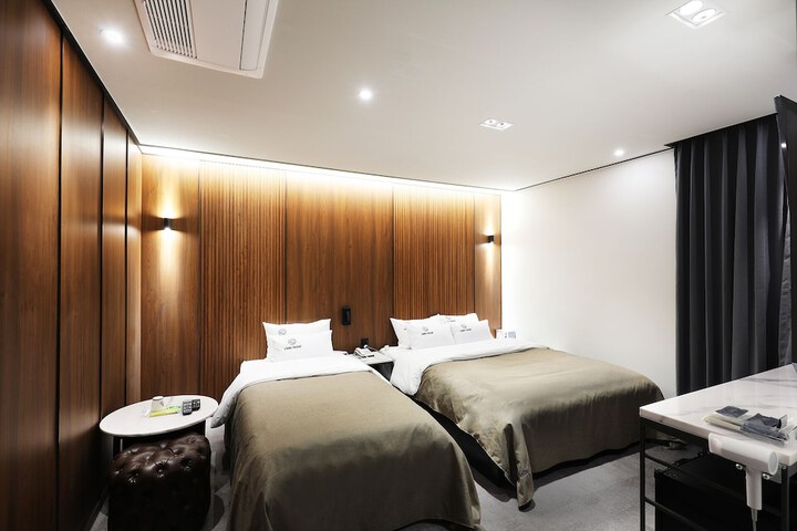 Room 5 of 74