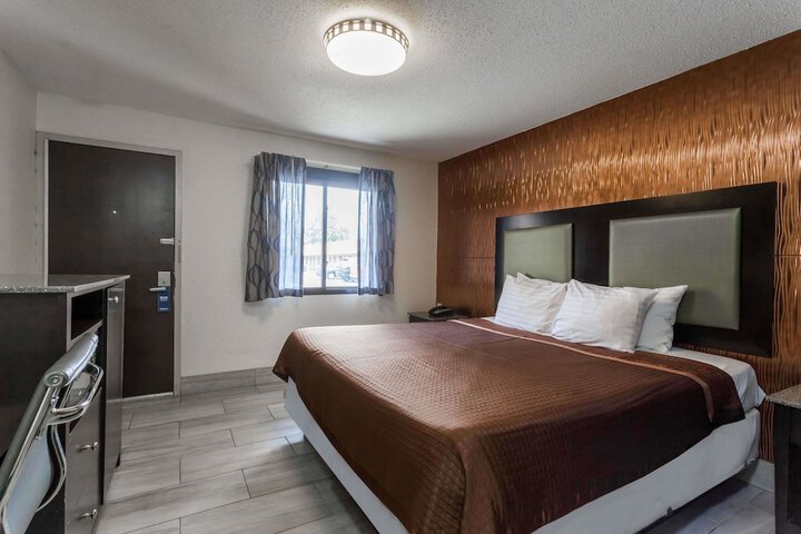 1 King Bed (8 of 8)