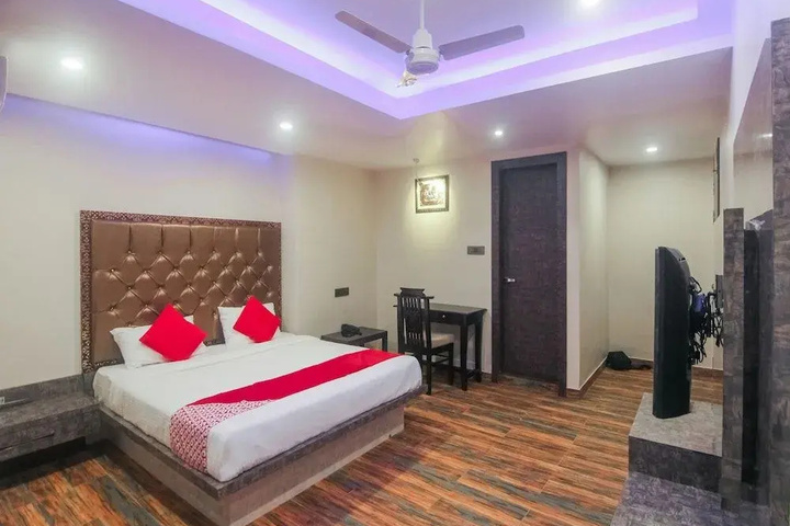 Room 4 of 12