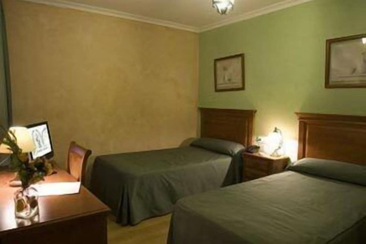 Room 4 of 33