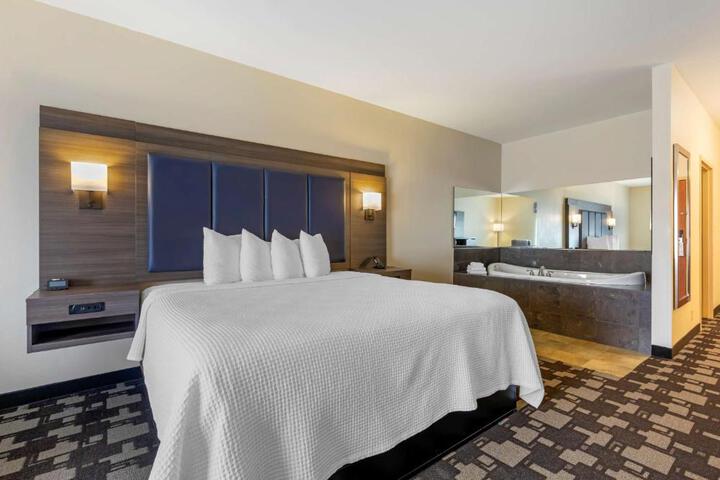1 King Bed Microwave, Refrigerator High Speed Internet Accessible Full Breakfast (5 of 19)