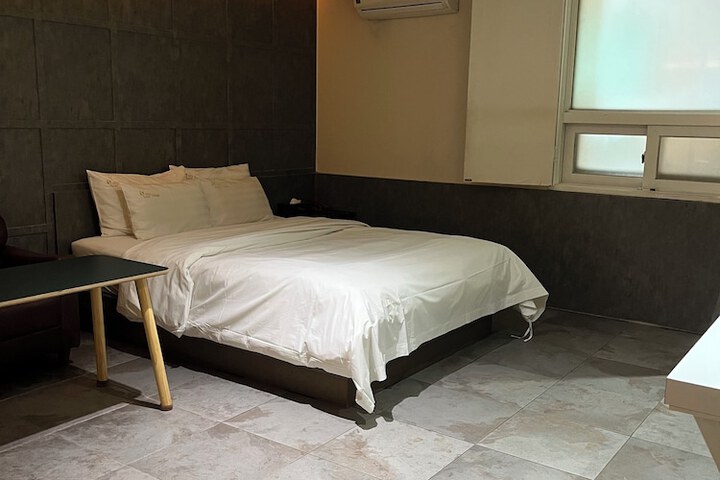 Room 15 of 29