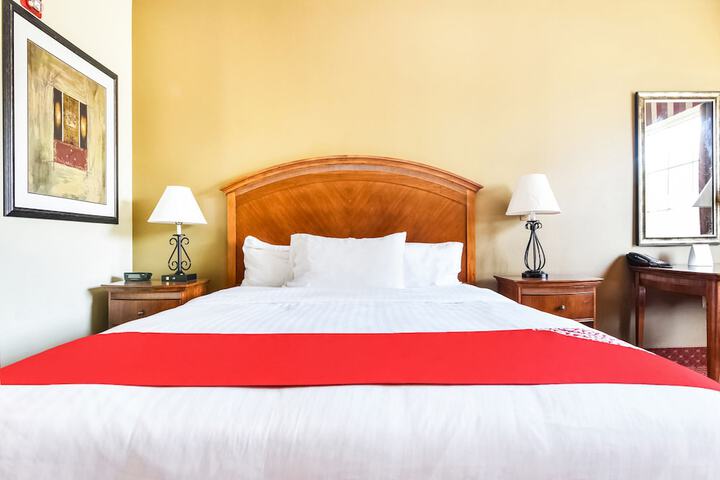 1 King Bed (4 of 20)