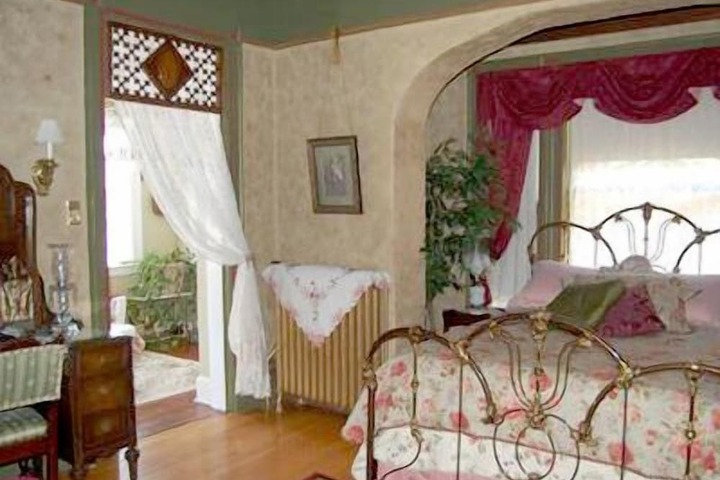 Room 3 of 8