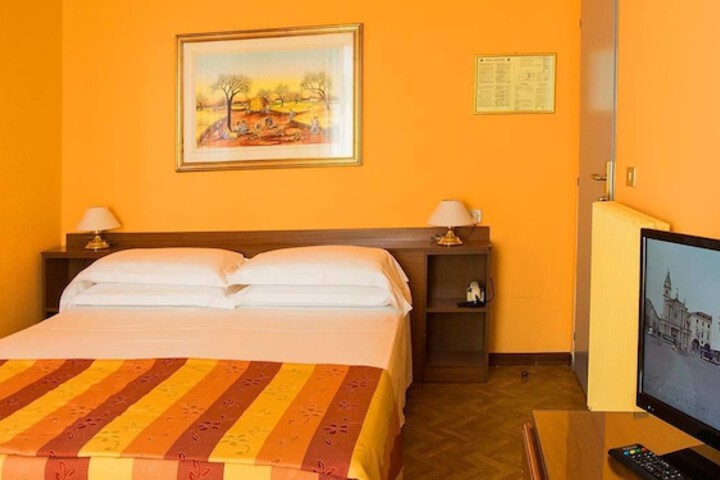 Room 5 of 38